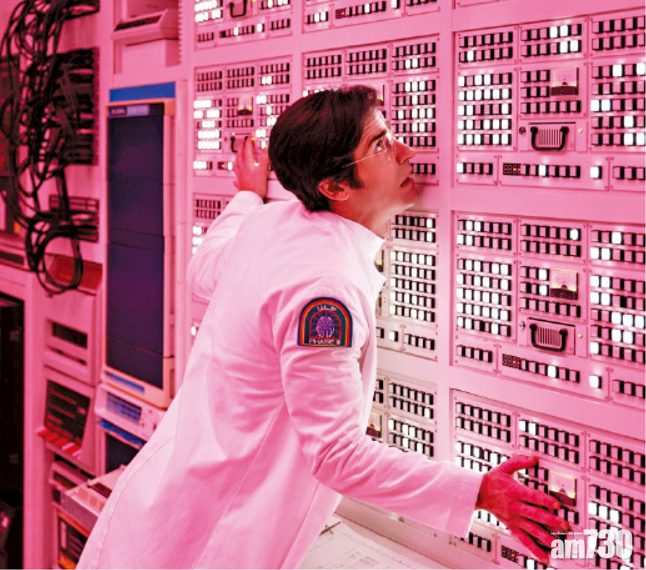 配角部分反而出采,Justin Theroux(《The Leftovers》男主)演丑角,劇中的瘋狂科學家角色非常扭曲但惹笑,連那部大型A.I.會談戀愛及抑鬱,亦叫人莞爾,雖則意念不新。