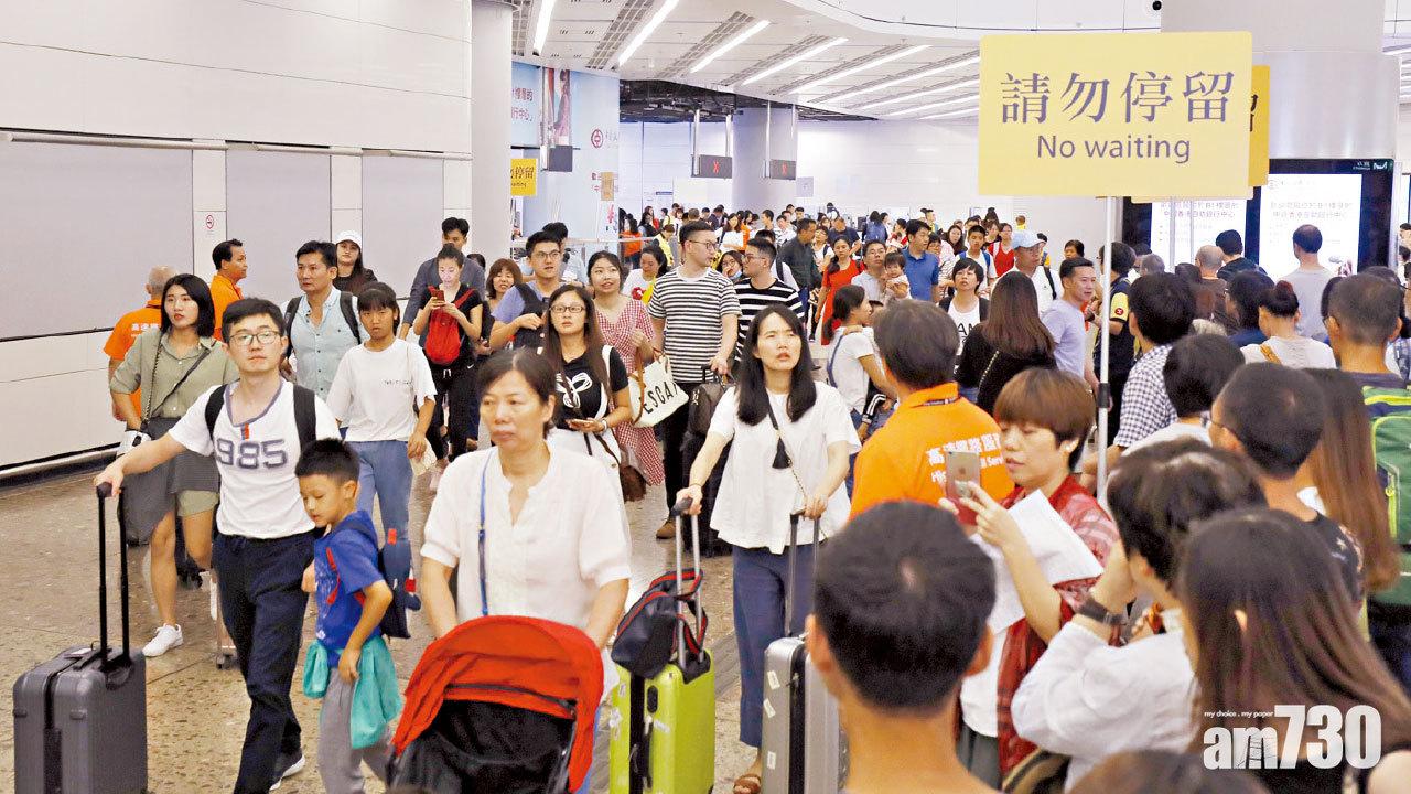 西九站入境大堂迫滿內地旅客。(林俊源攝)