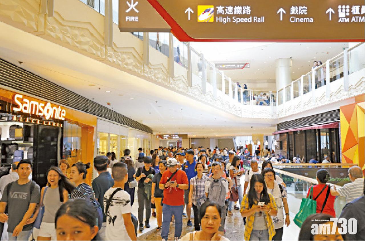 比鄰的圓方商場亦人頭湧湧。