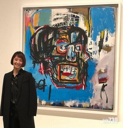 剛力企喺男友的8.5億港元名畫前,好滿足。