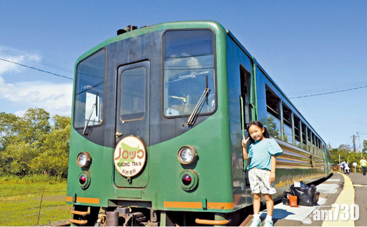 活潑小女孩在特別的Norokko列車留下可愛俏影。