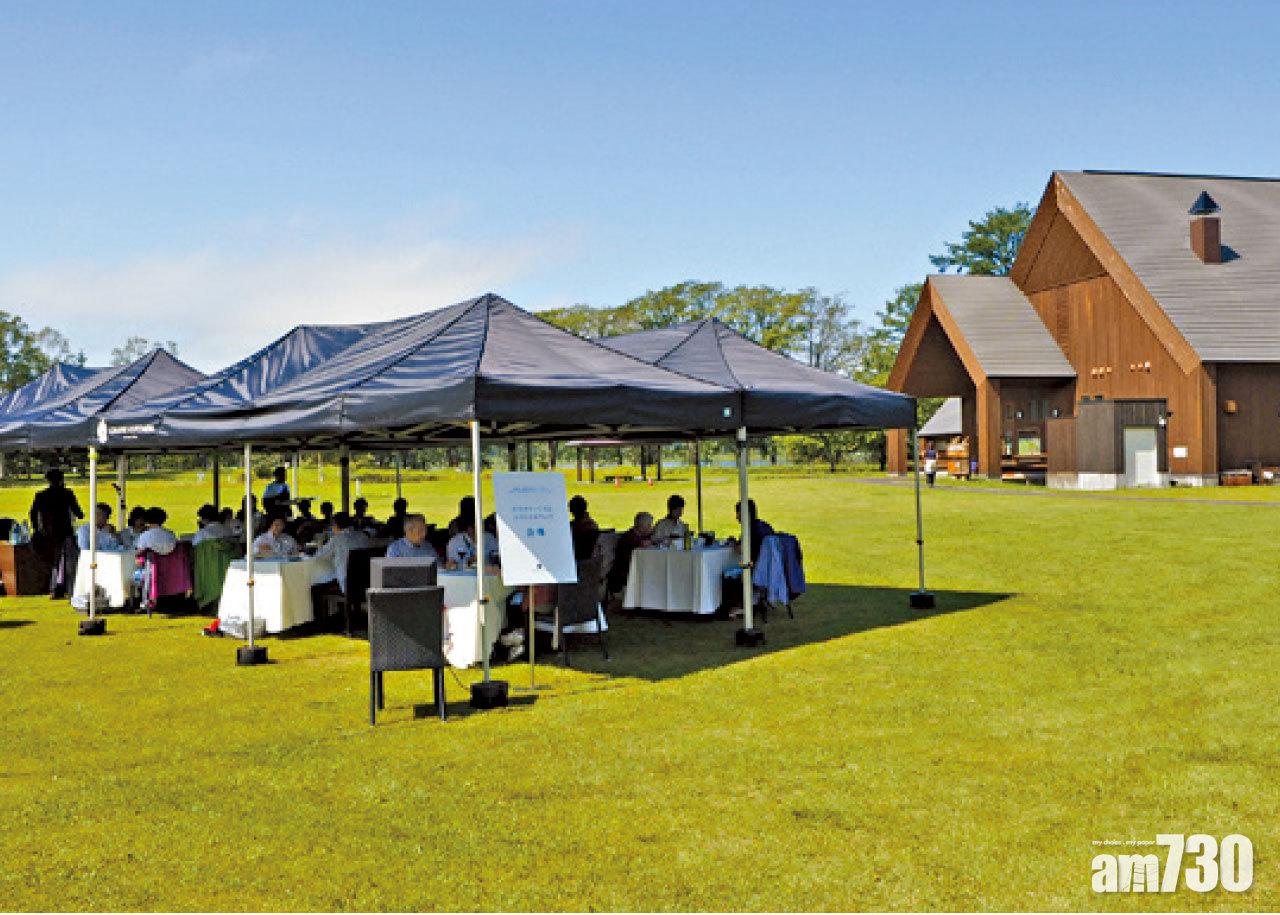 塘路湖畔有大片露營草地,還有到會服務,可品嘗法國美食。