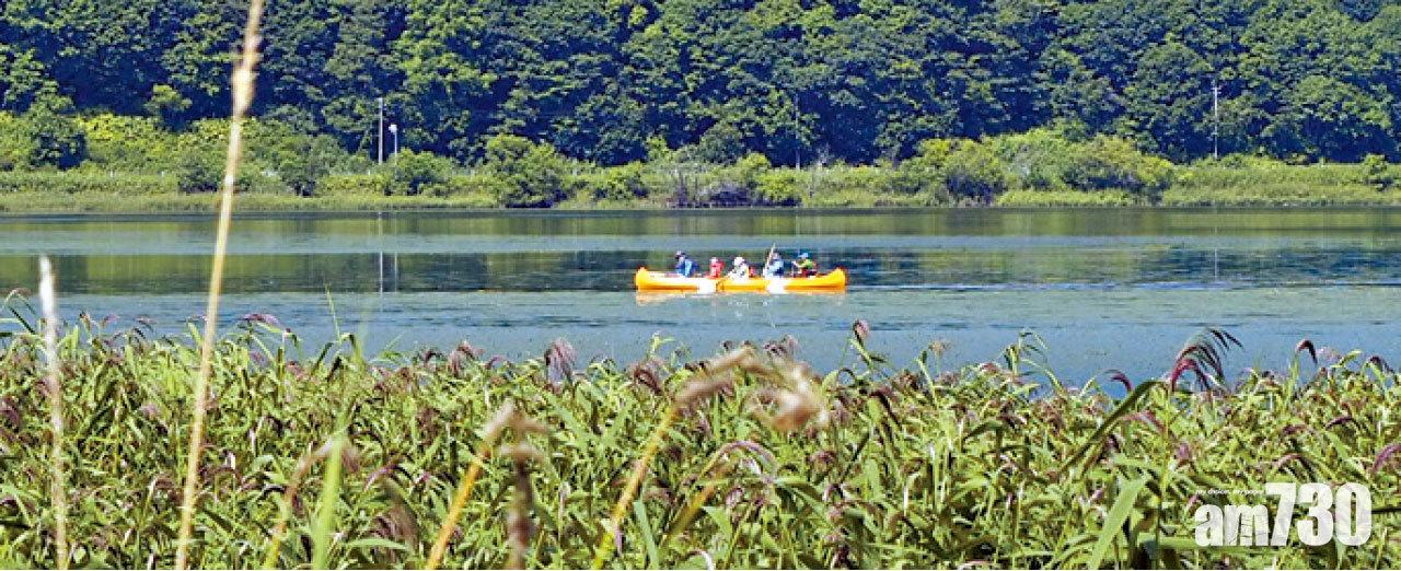 橡皮艇可供數人乘坐,泛舟湖上,寫意非常。