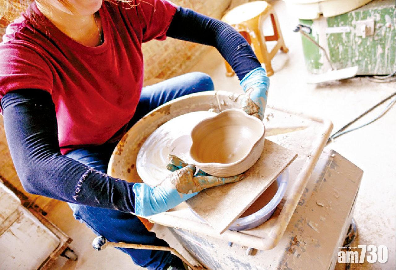 老師細心示範如何做出不同風格的陶器。