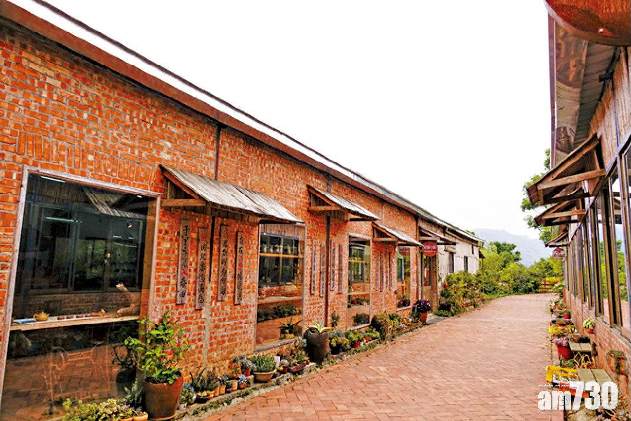 古色古香的紅磚屋,是苗栗客家人族群的特色。