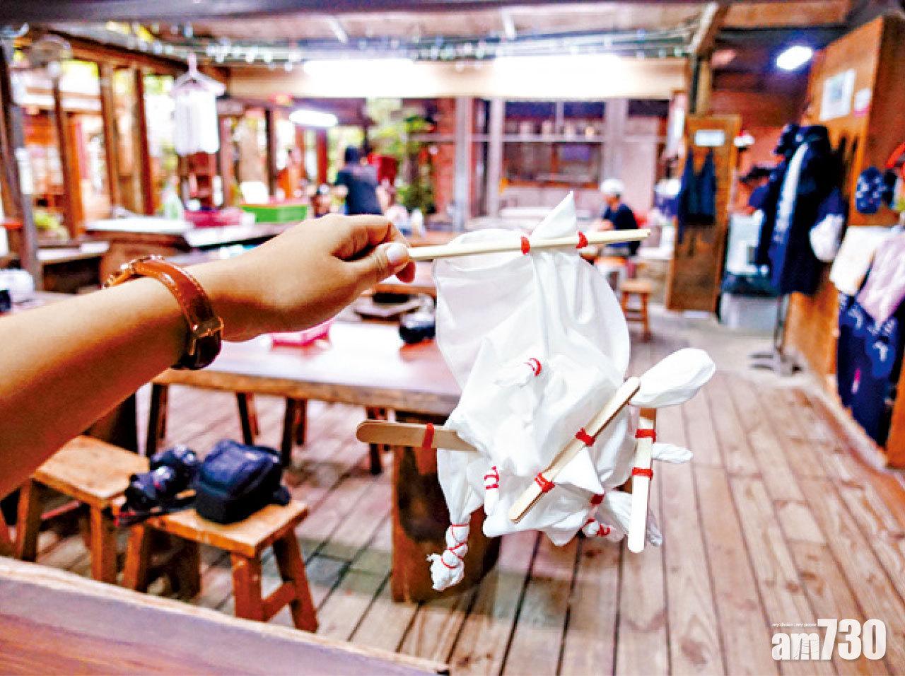 綁好的白布,現階段還看不出花樣,待染後拆開才能一探究竟。