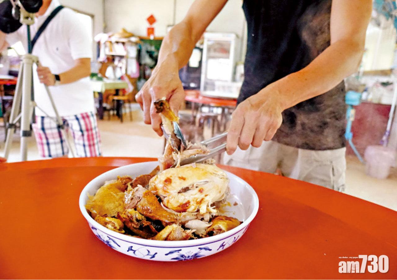 外脆內嫩的窯燒雞,使用自家養飼的走地雞炮製而成,必須要提早預訂方可享用。