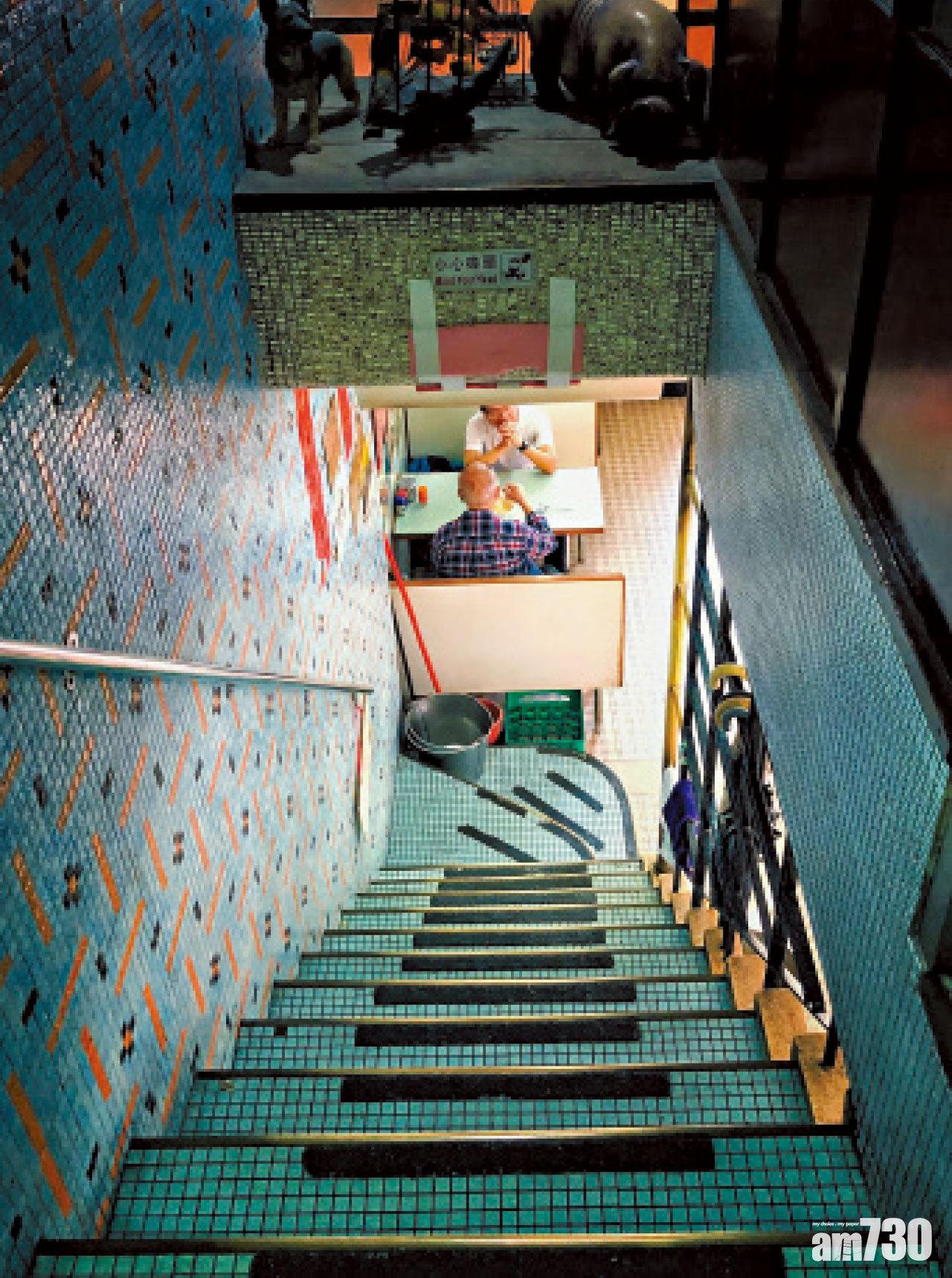 步上這條樓梯到二樓雅座,恍如走進穿梭六十年代的時光隧道。