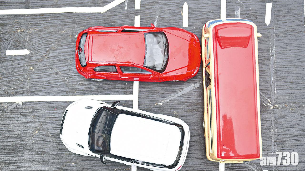 盧覺強以玩具車模擬事發經過,指涉事小巴被碰撞後處於來往車線中間,明顯是未等前車完全轉彎便「爬頭」。