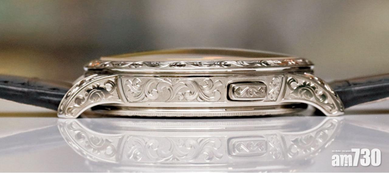 42毫米直徑、11.7毫米的高度在於有595個機芯零件的腕錶是非常纖薄。