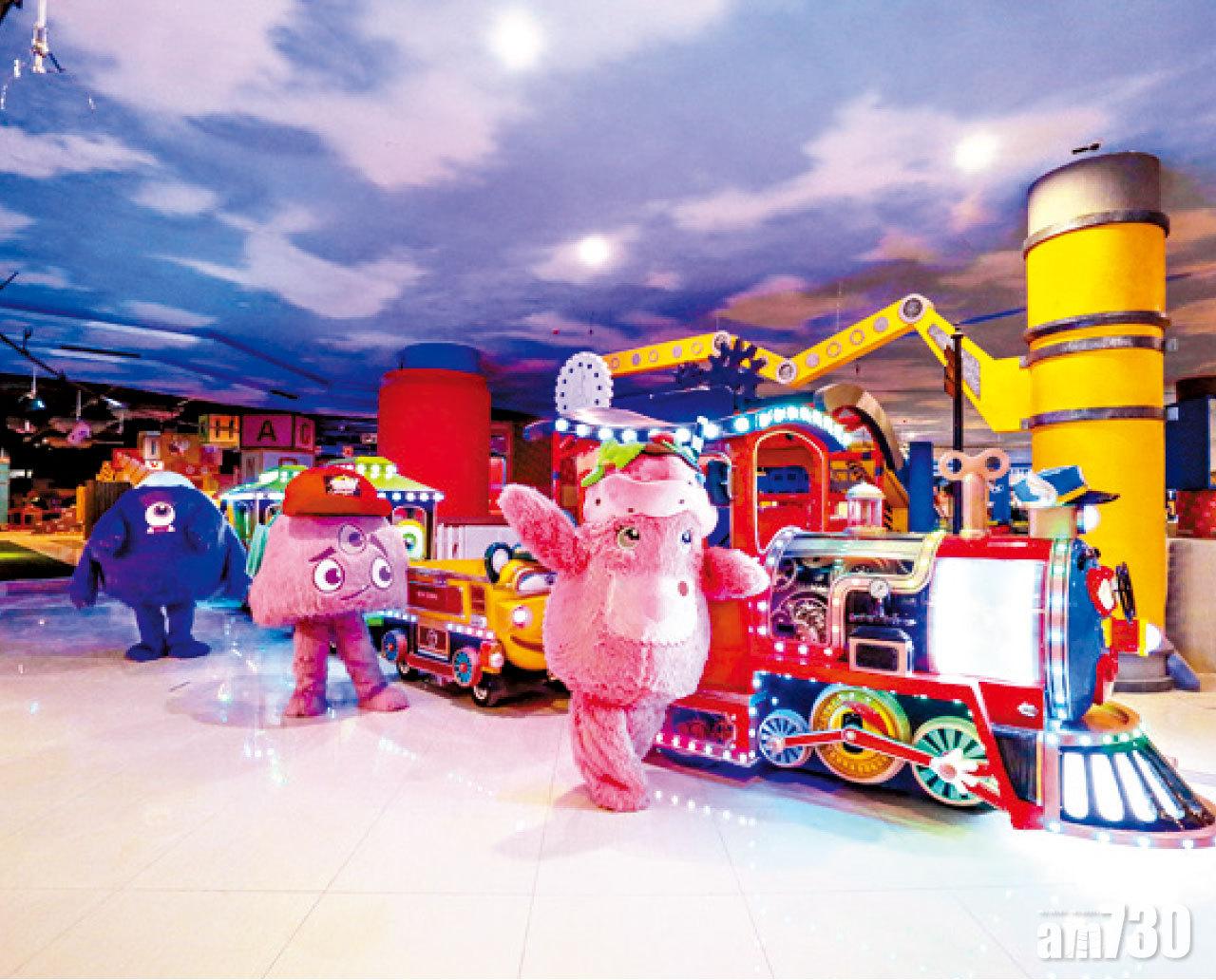 主題樂園的卡通角色出來迎接大家。