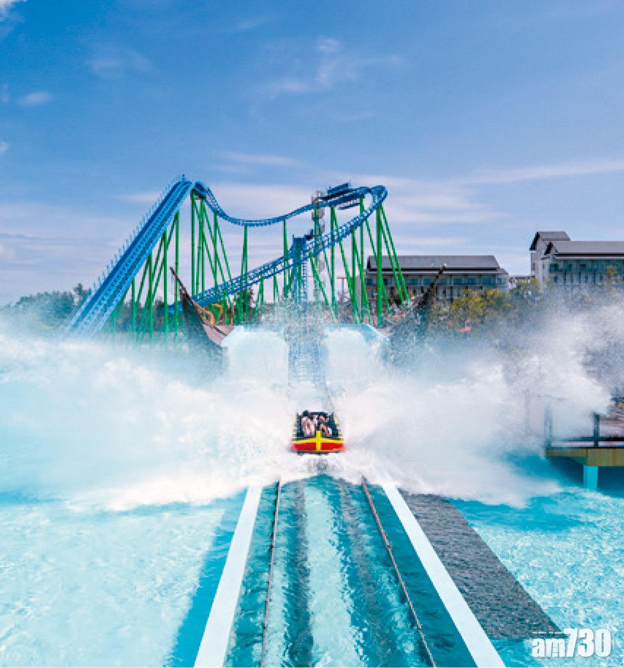 水上過山車在下衝直路過後水花四濺。