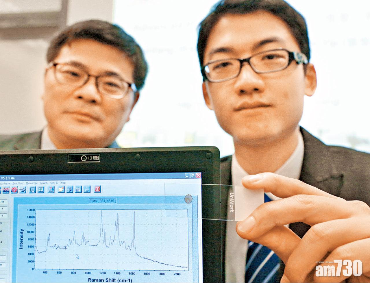 葉幸權(右)表示,以新方法製芯片料售價可降四分三。(莊振邦攝)