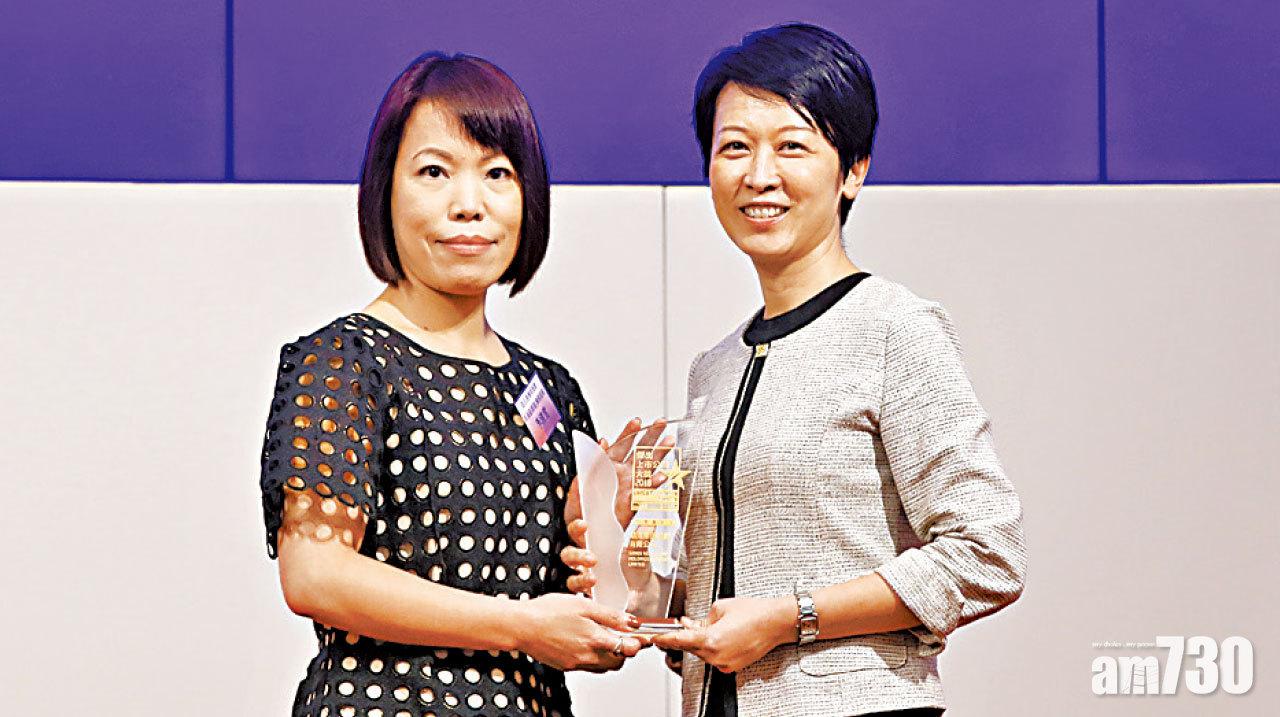 創業板
(左)RoadShow路訊通高級副總裁李清雪頒發獎座予
靖洋集團控股有限公司公關公司代表