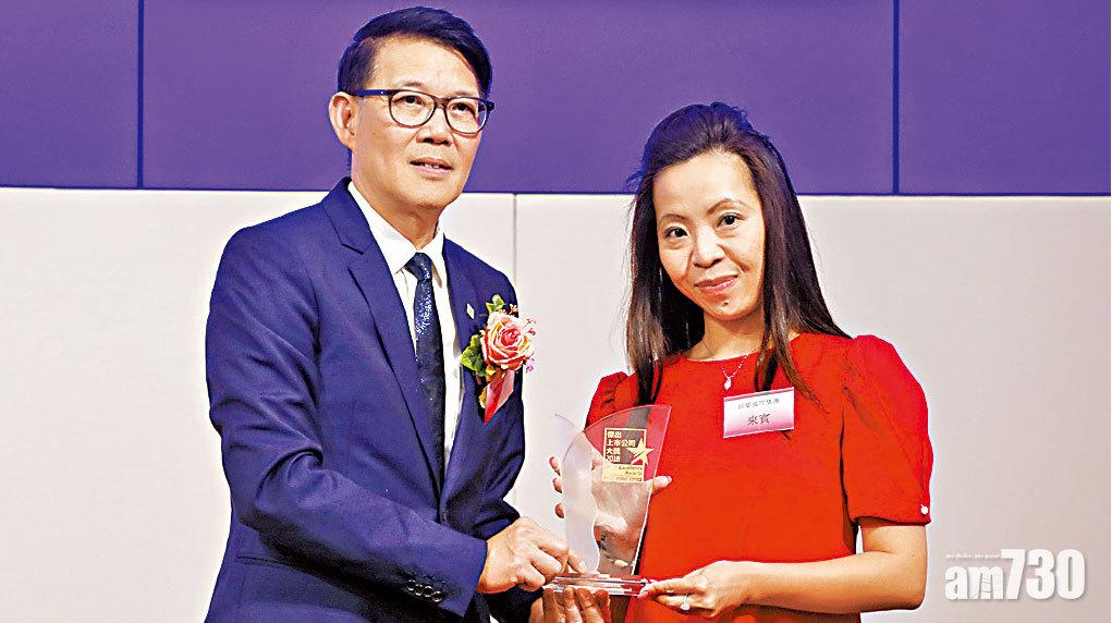 創業板
(左)亞洲公關有限公司董事總經理凌冠華頒發獎座予
朗華國際集團有限公司代表