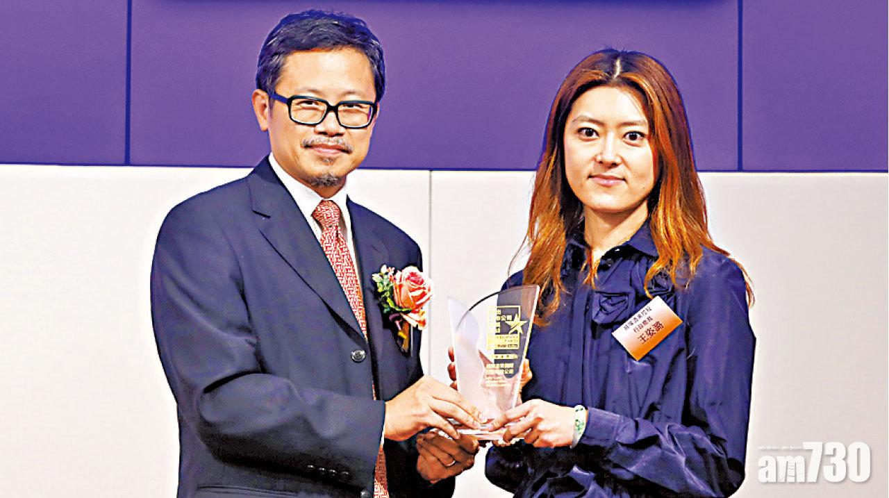 創業板
(左)am730社長盧覺麟頒發獎座予
威揚酒業國際控股有限公司行政總裁王姿潞