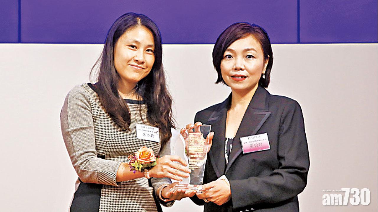 創業板
(左)雲鋒金融經紀業務總監朱亞莉頒發獎座予
君百延集團控股有限公司主席、行政總裁兼執行董事黃碧君