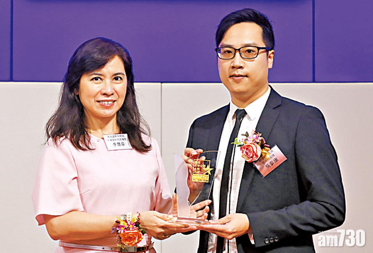 主板
(左)匯福證劵及期貨有限公司市場及研究部總監李慧芬
頒發獎座予
碧瑤綠色集團有限公司市場部經理吳泰康