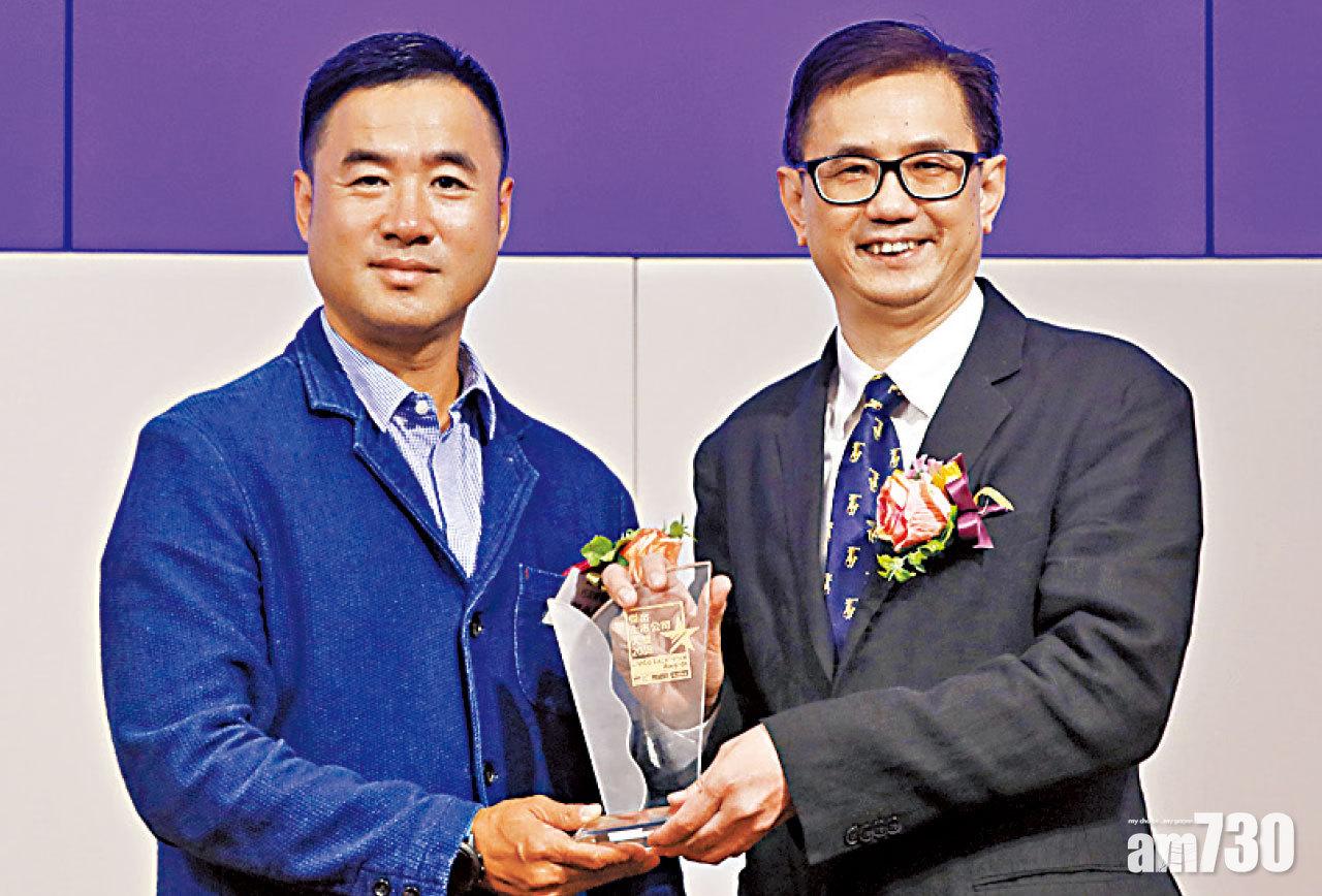 主板
(左)富途證券行政總裁鄔必偉
頒發獎座予
精英匯集團控股有限公司遵理日校校長陳子瑛