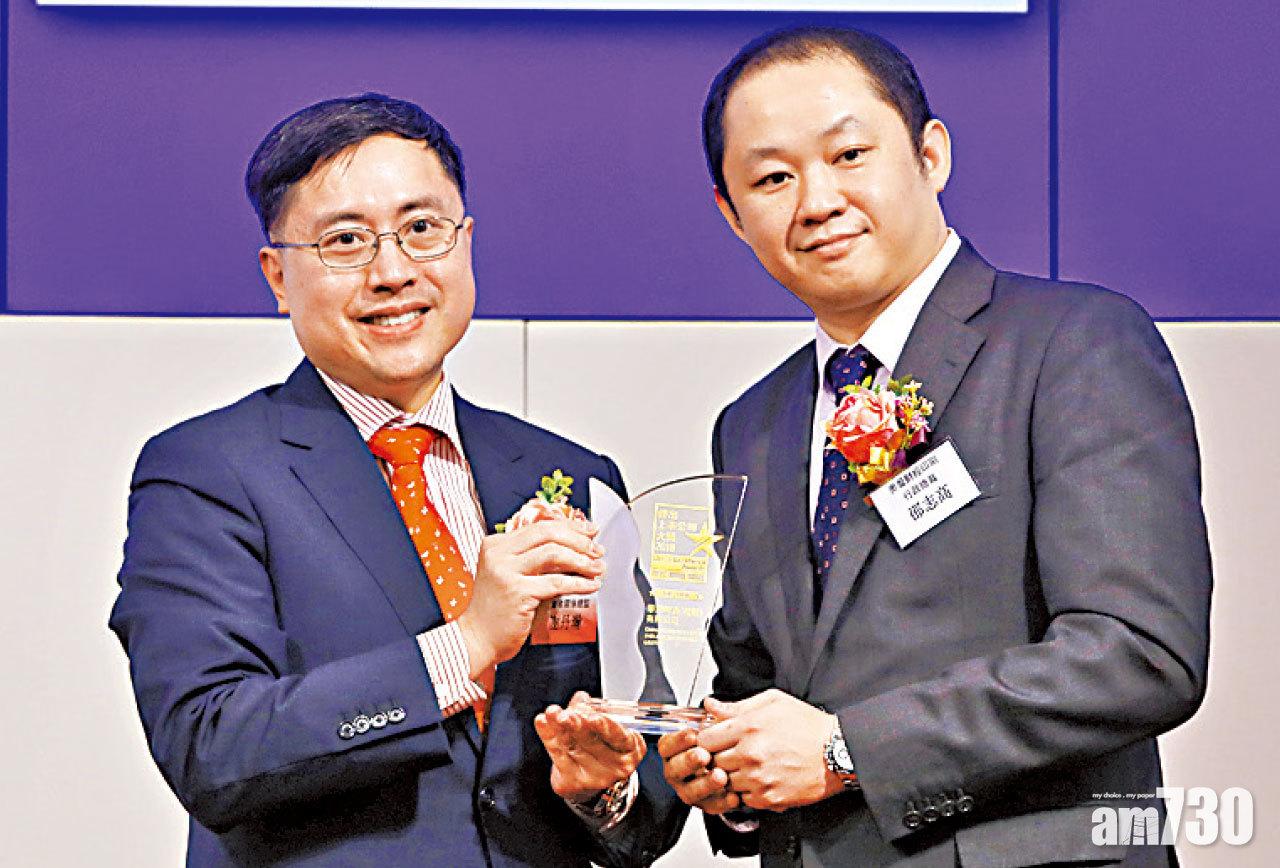 主板
(右)奧盈財經印刷有限公司行政總裁邵志高
頒發獎座予
華潤啤酒(控股)有限公司投資者關係總監謝丹瀚