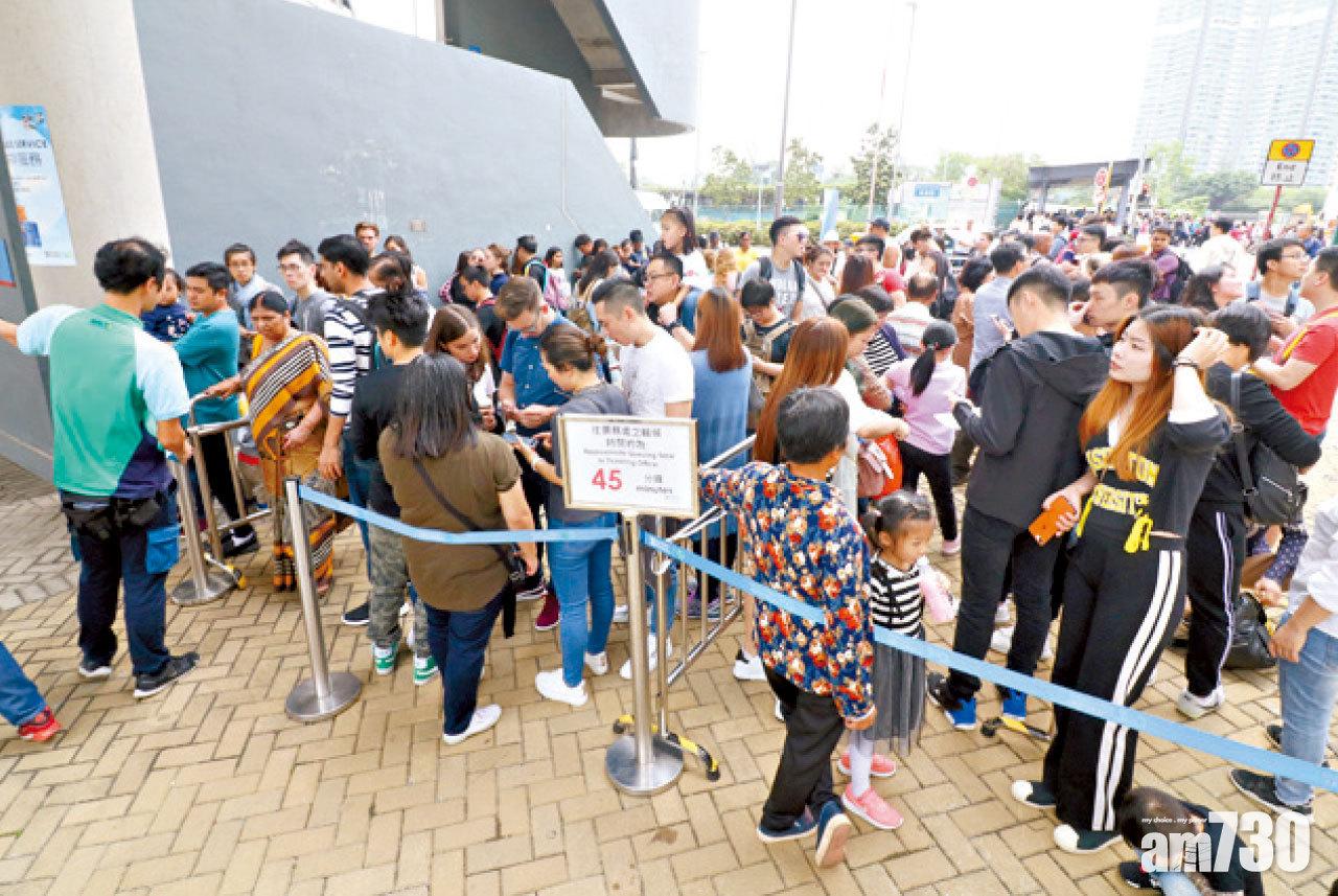 纜車站出現人龍。(陳奕釗攝)
