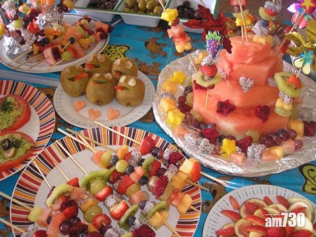 開派對時製作的「全果宴」。(互聯網)