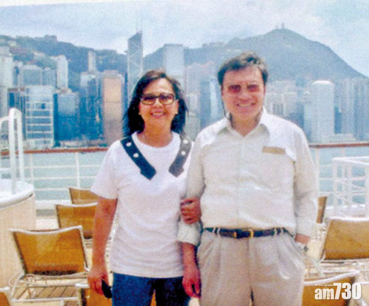 內有郭炳湘與妻子李天穎恩愛合照及一家五口今年8月到斯洛文尼亞旅行月下留影。