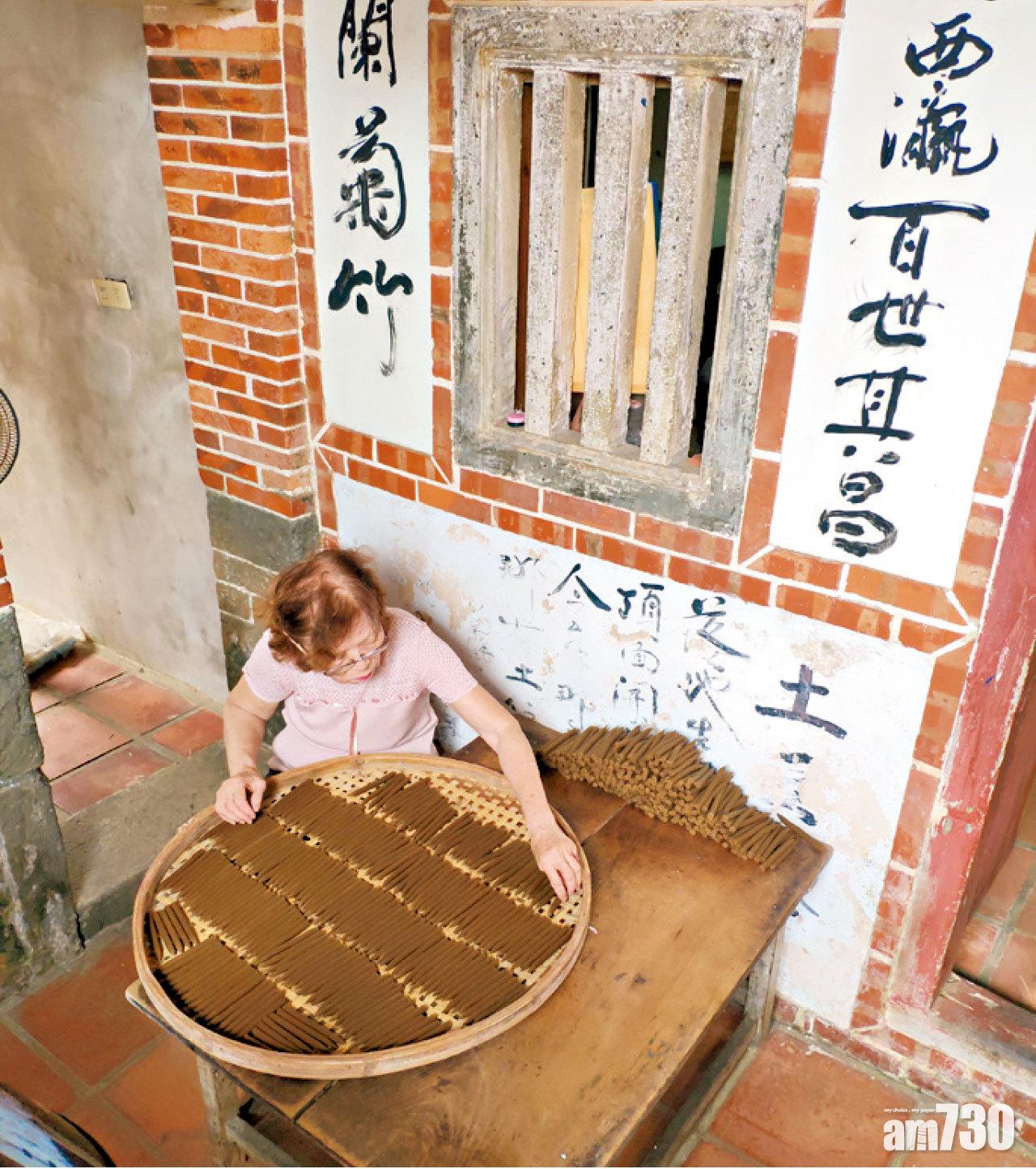 嬸嬸正親手搓揉出一條條柱香。