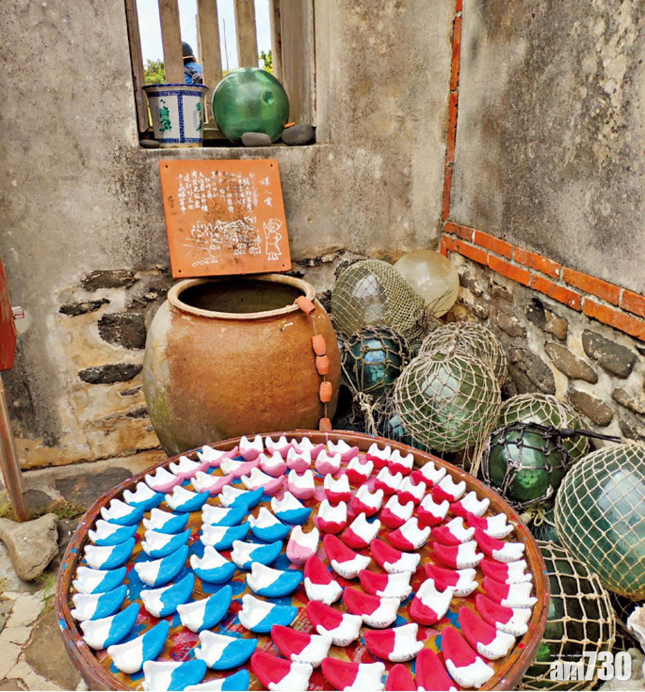 柱香跟黏土製的香座,都是二嵌古村的手信名物。