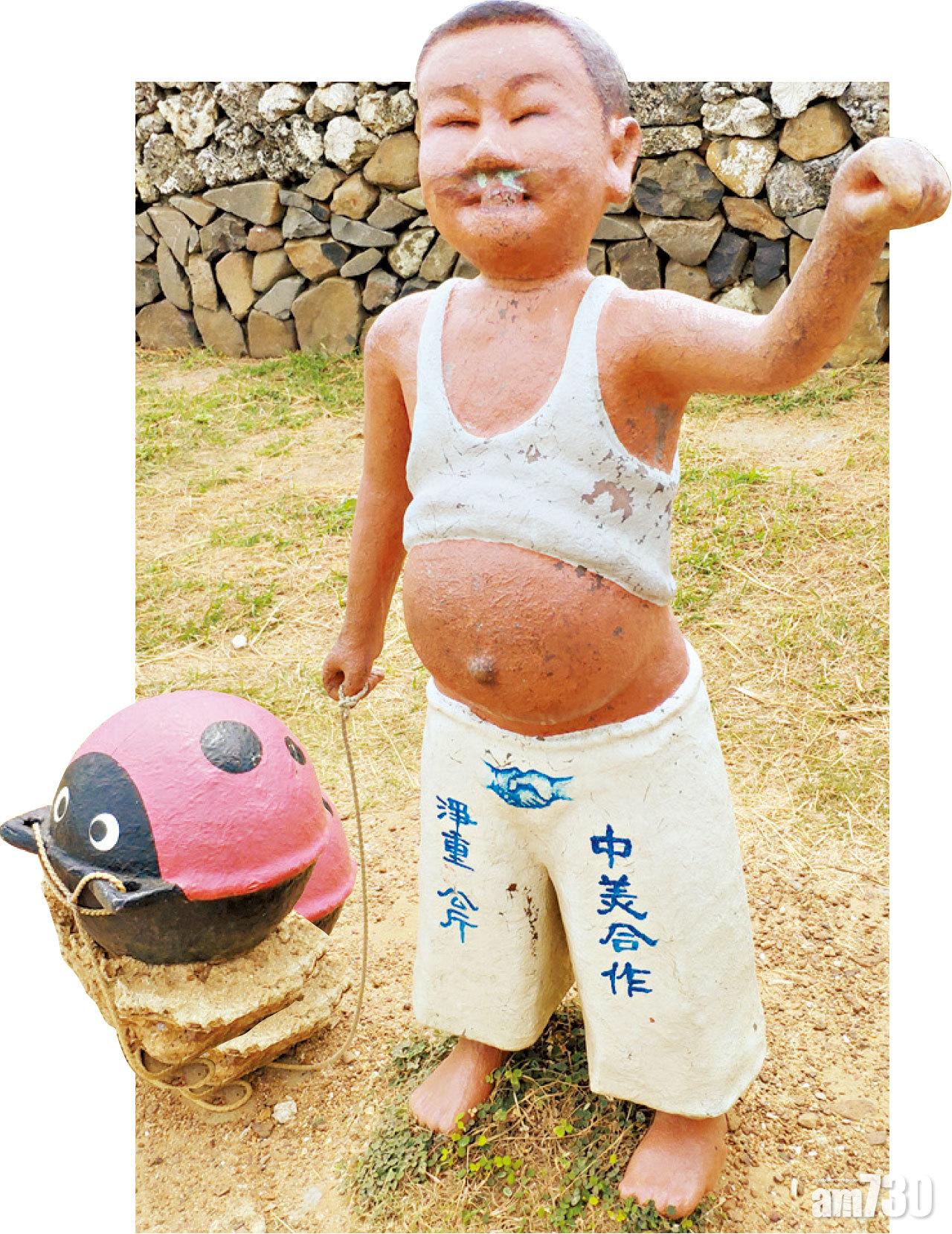 以昔日村童的形象製成的模型,成為二嵌古村的「吉祥物」。