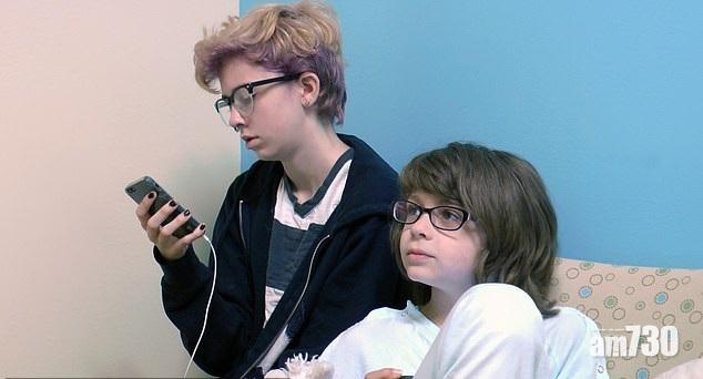 17歲Luca(左)與13歲Ren男女對調後快樂得多。