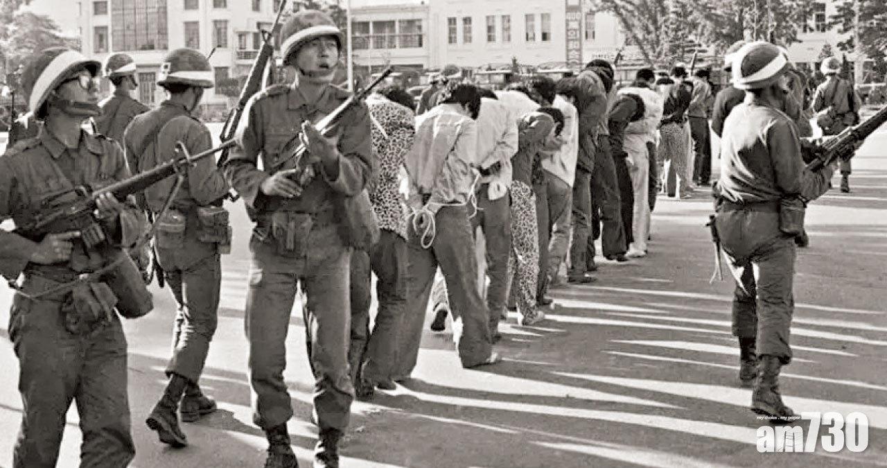 當年軍方拘捕大批示威者。(互聯網)