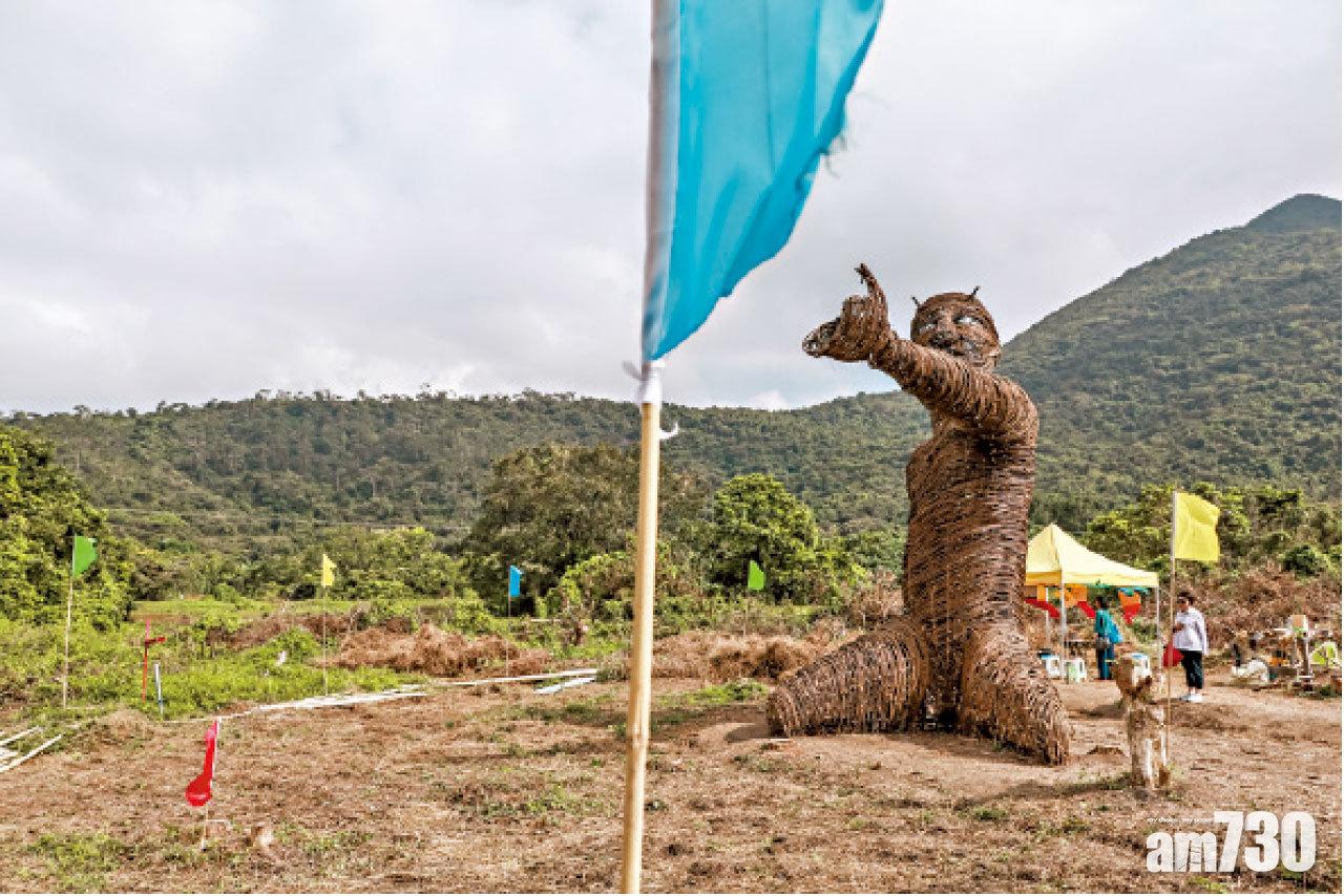 來自英國的Sue Hill 及Pete Hill,與村民及中學生合力以沙螺灣的藤枝等物料製作的「千里眼」,靈感來自《十兄弟》。其背向鄉村、眼望機場及手持帆船,有守護沙螺灣,看見美好將來的祝福。