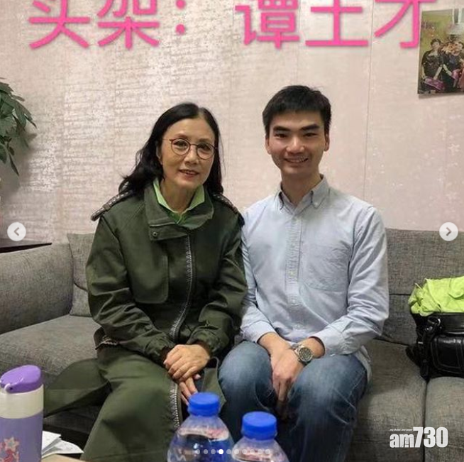 不過,她就好像不知道IG放相有size限制,搞到出界。