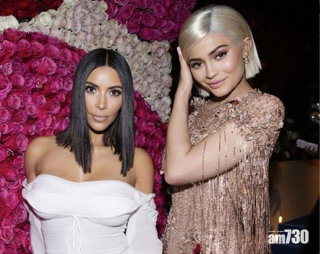 Kim Kardashian(左)、Kylie Jenner