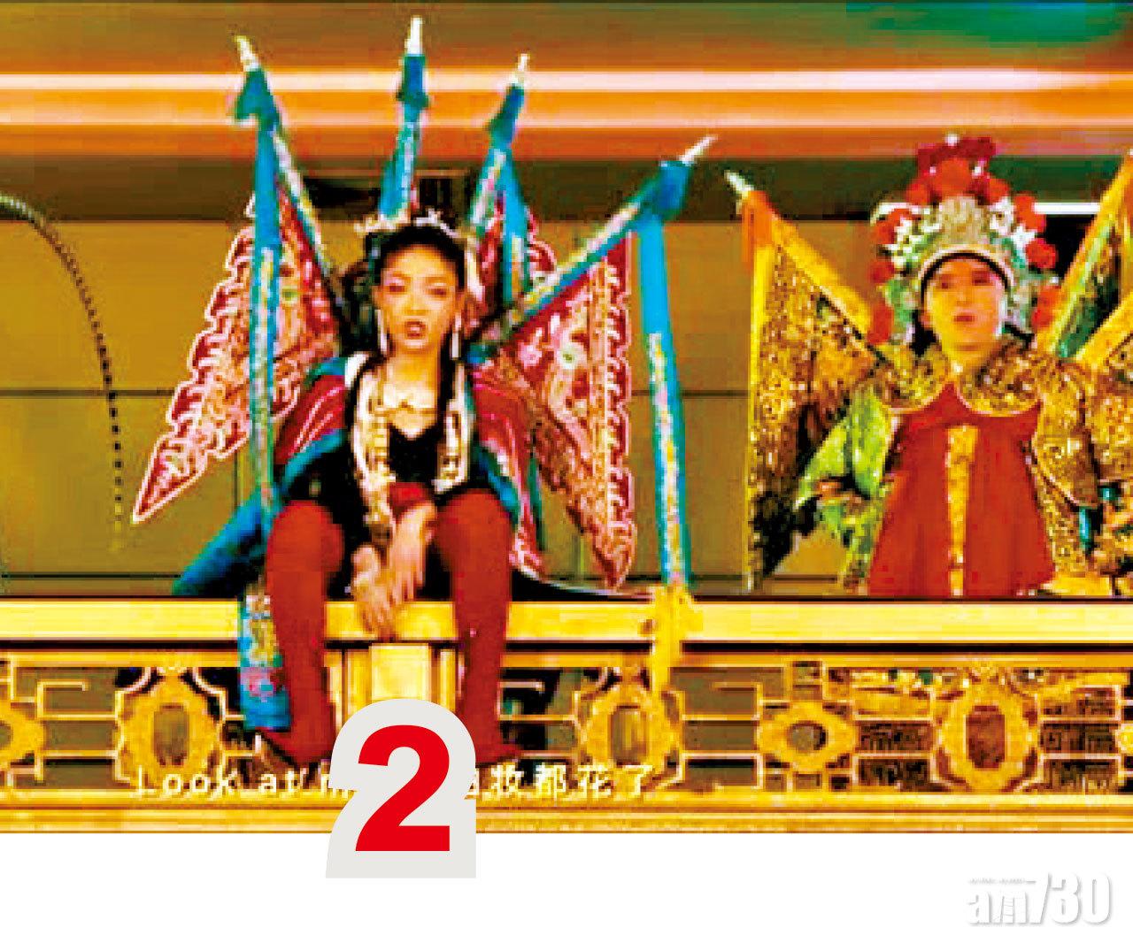 2 《我的新衣》一曲MV,落足成本製作,YouTube點擊率過了千萬。