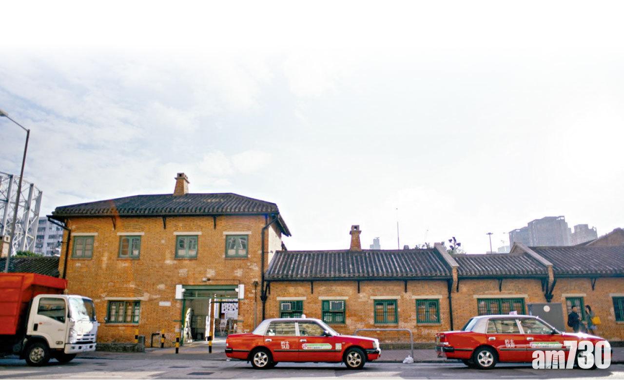 由五座紅磚平房組成的「牛棚藝術村」,每座各有特色。