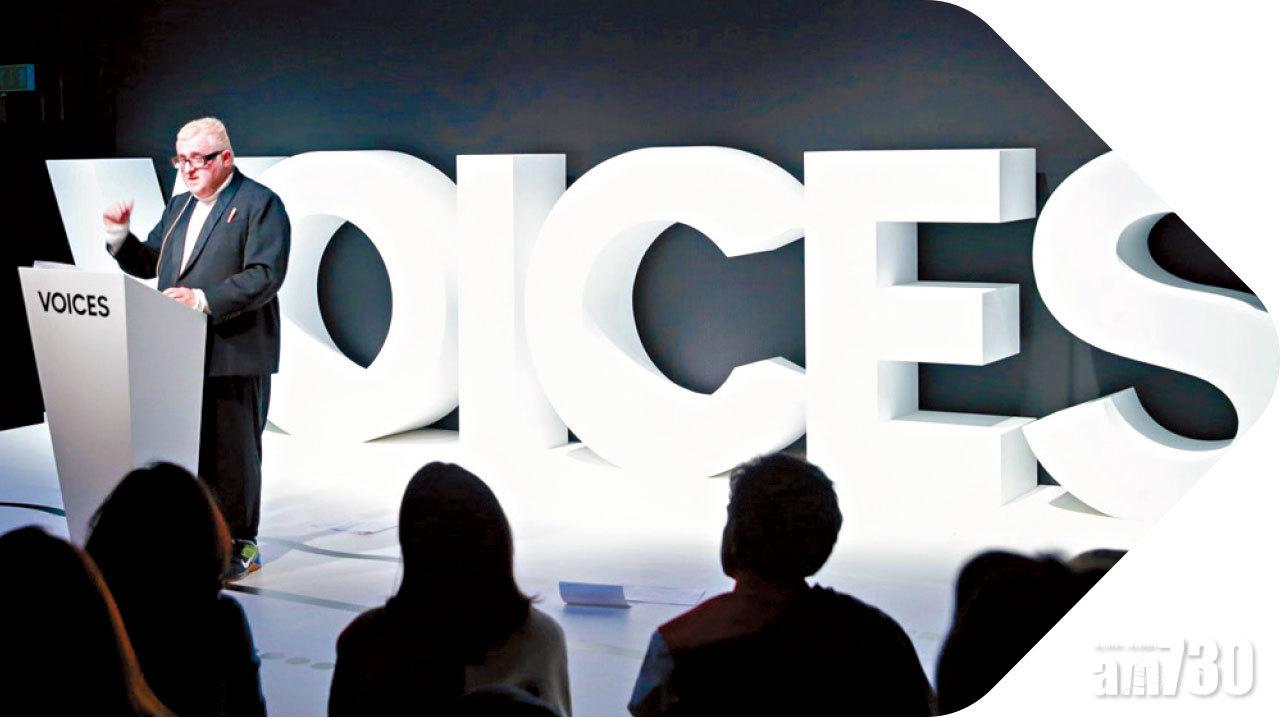 Alber Elbaz出席BoF VOICES演講,染了一頭金髮的Elbaz笑言自己似Donald Trump。