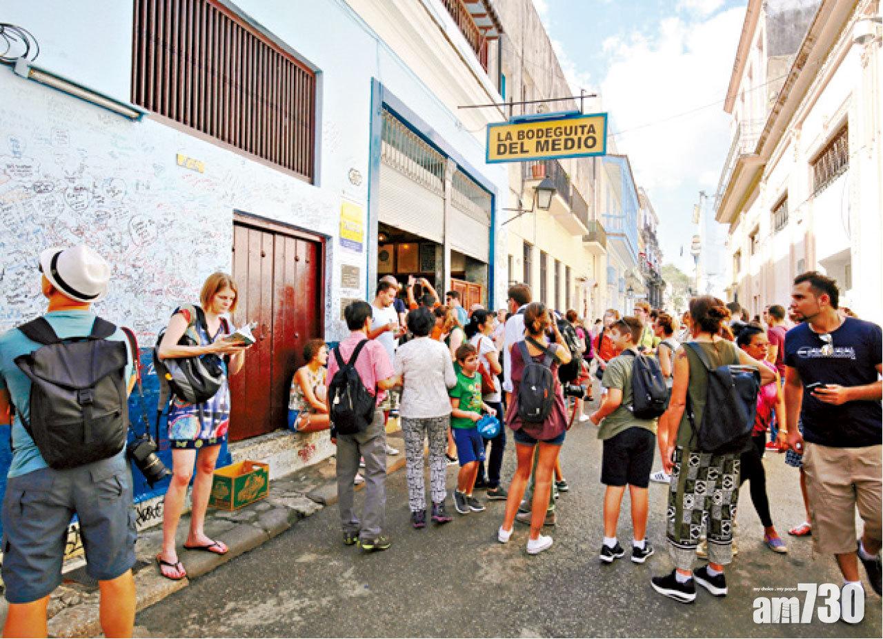 La Bodeguita del Medio店外永遠人頭湧湧。