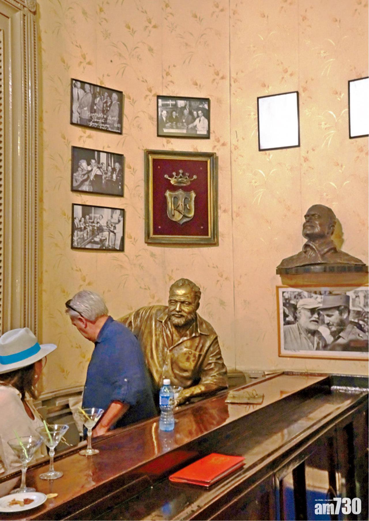 La Floridita的海明威銅像,形態生動。