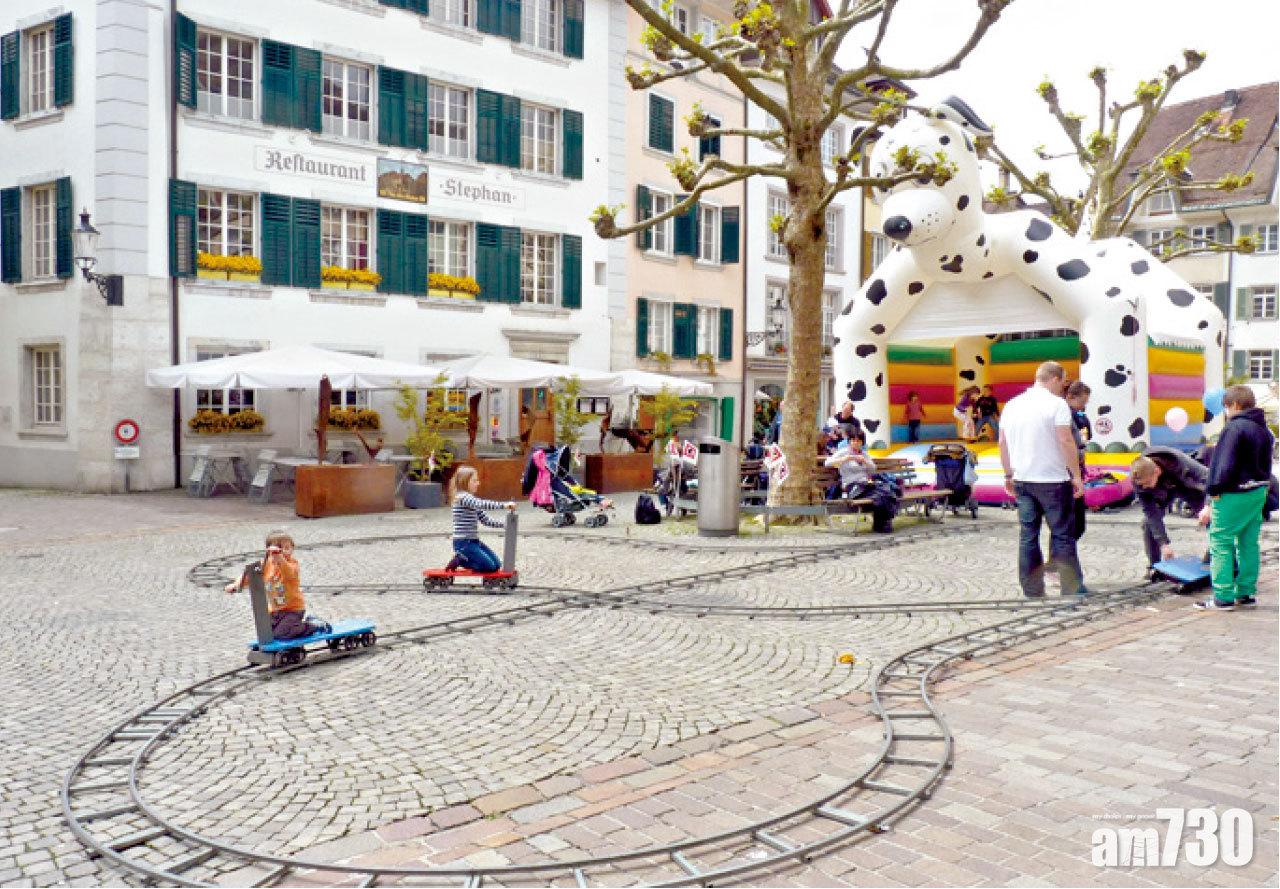 鎮上保留了石板路,古意盎然。