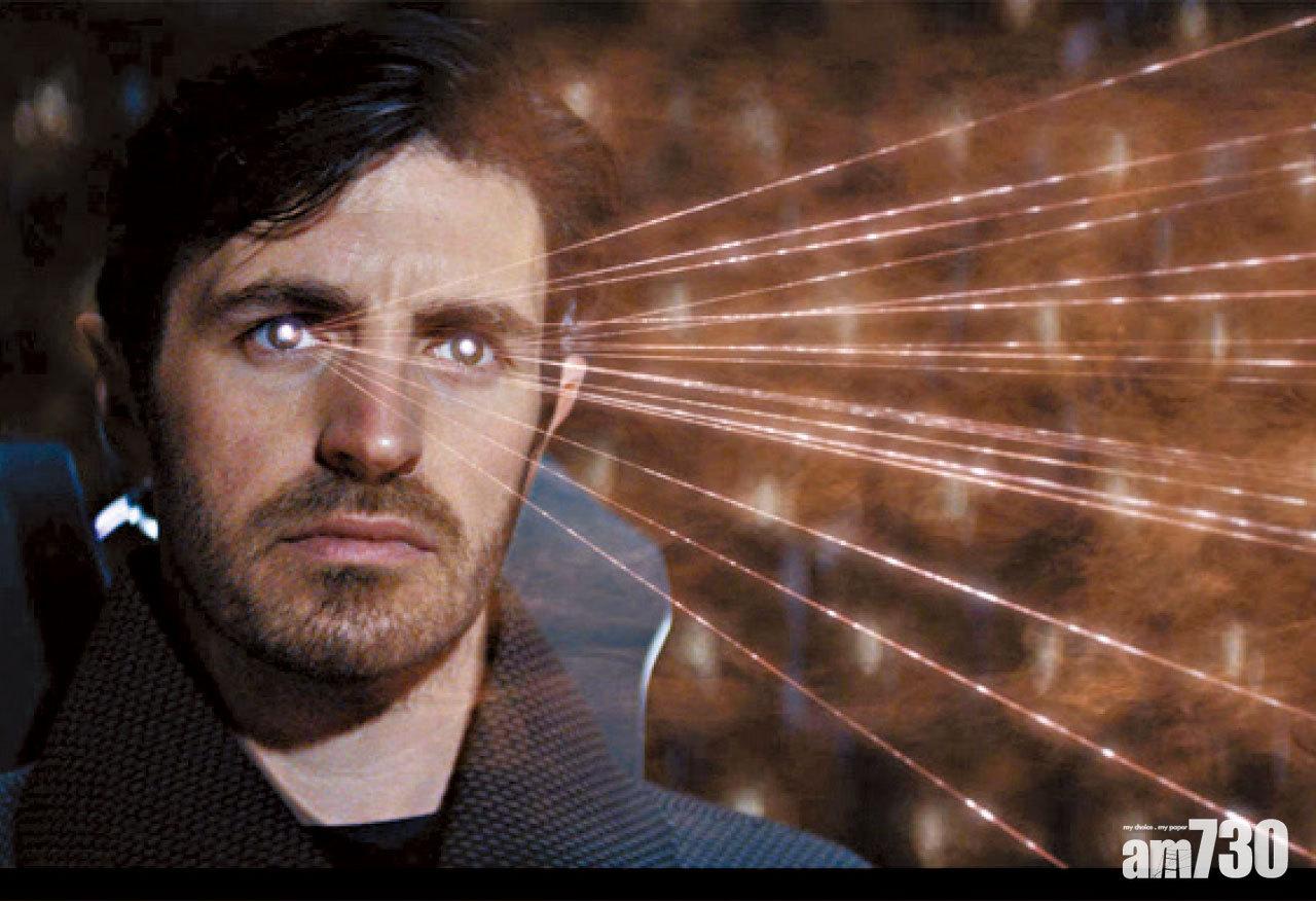 天體物理學家Karl D’Branin (Eoin Macken飾),劇中的回憶觀看裝置,雙眼會發出直線般激光,有點搞笑。