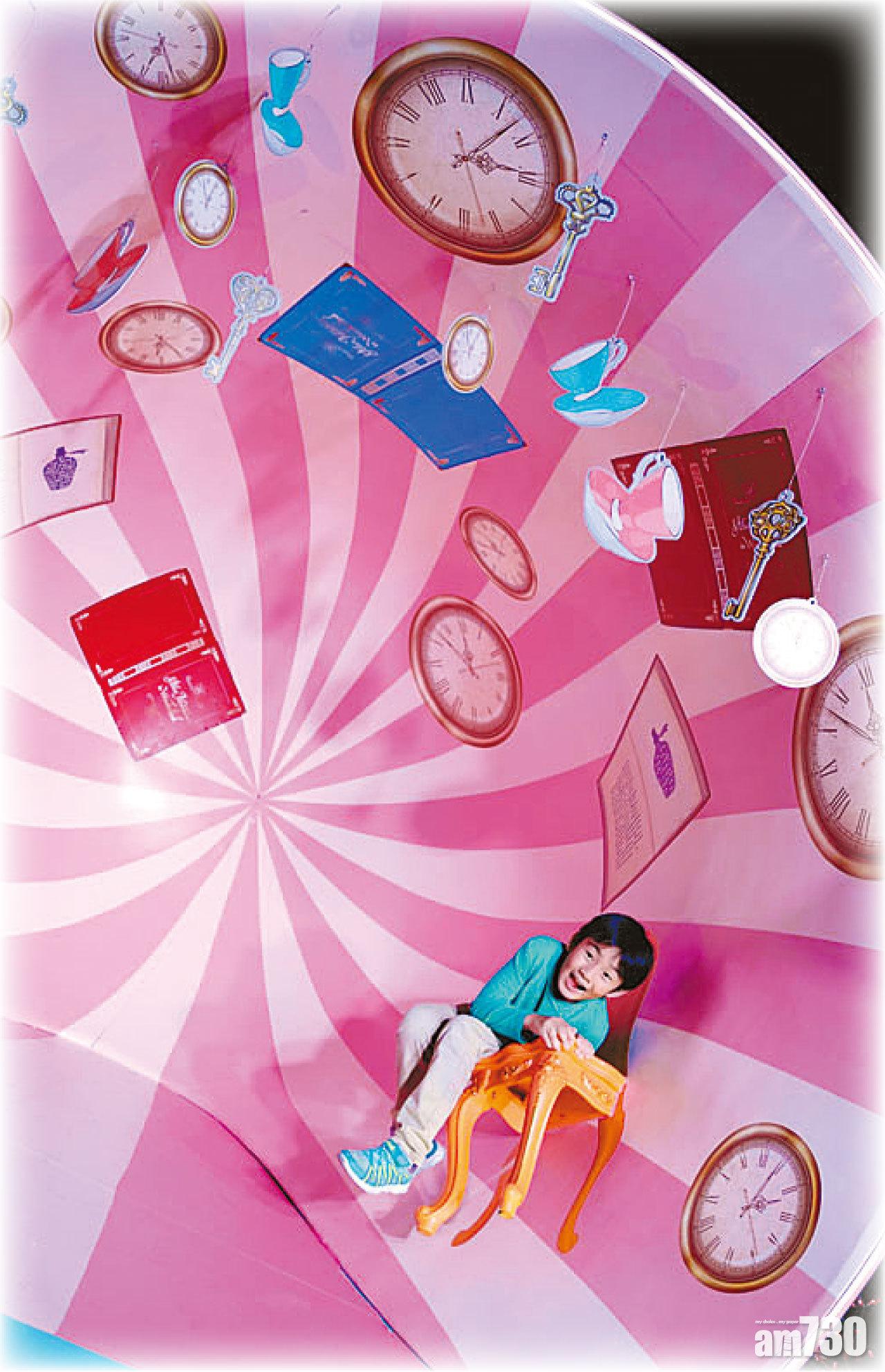 10呎高幻象咖啡杯,完全融入場景。