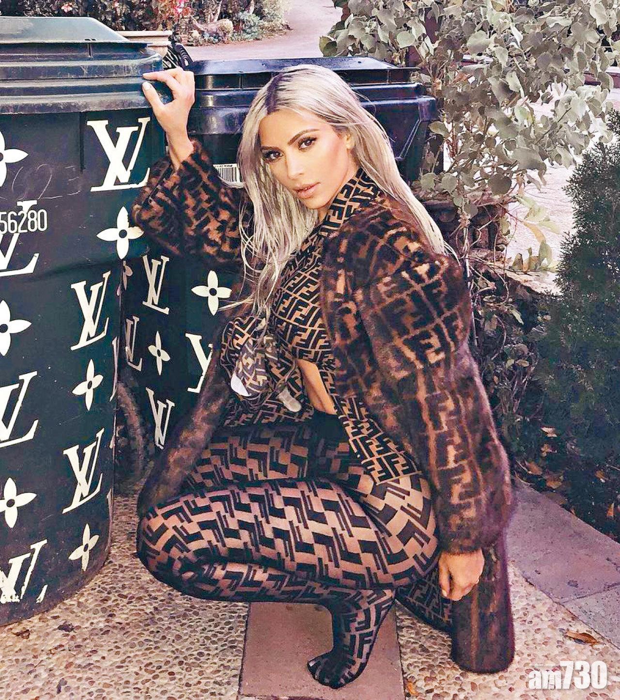Kim Kardashian呢張真係超經典,一身Fendi logo踎喺LV垃圾桶隔籬,物以類聚。