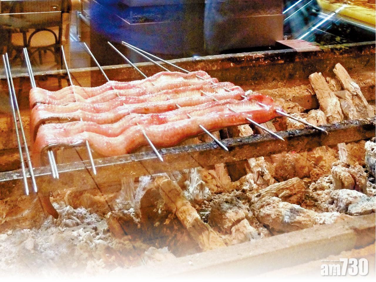 食店選用肥美的新鮮鰻魚,肉很厚。