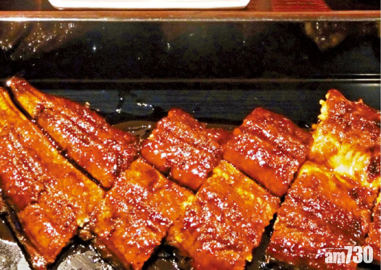 燒烤好的鰻魚,配上燒汁,特別鮮味。