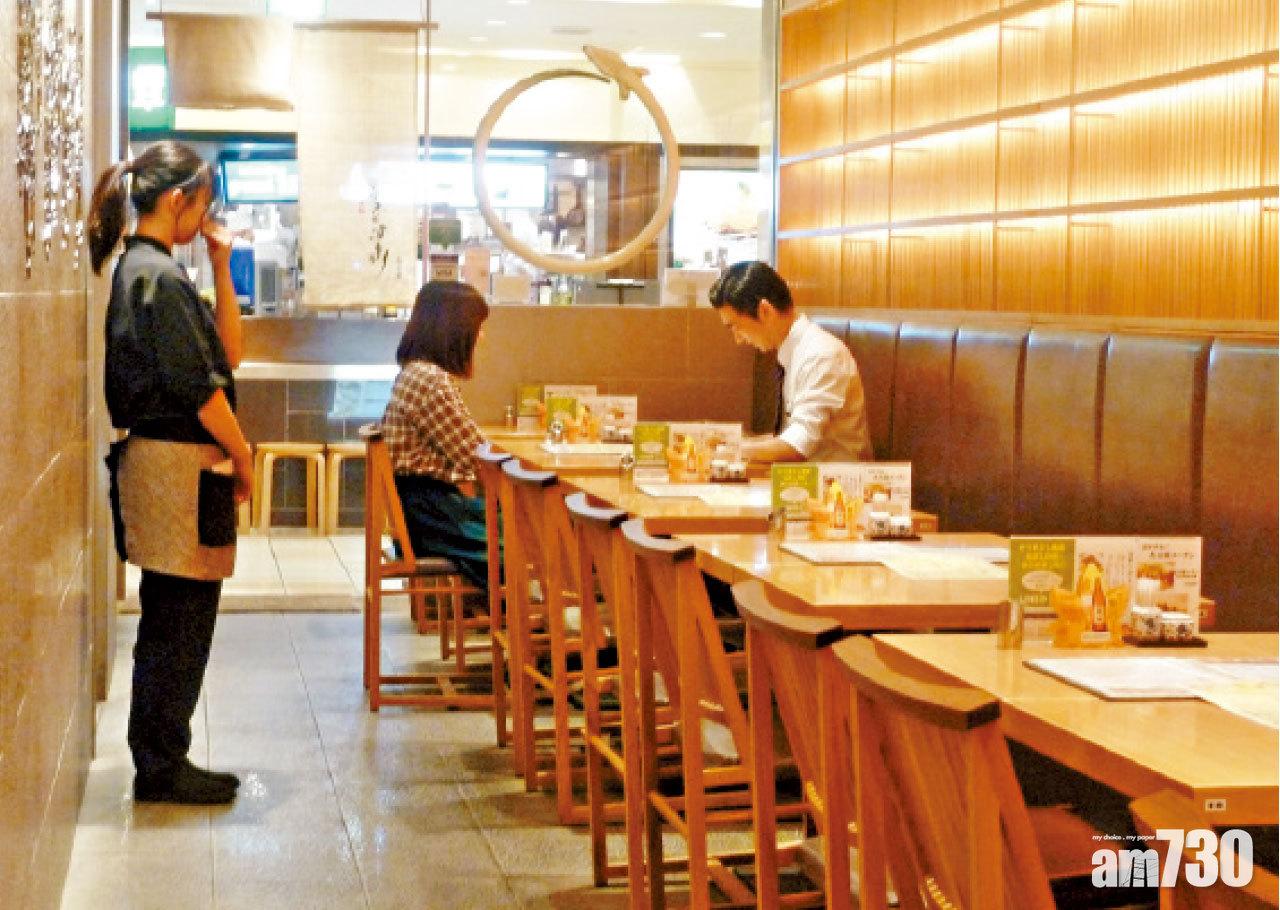 小店座位不多,入夜後很快滿座。