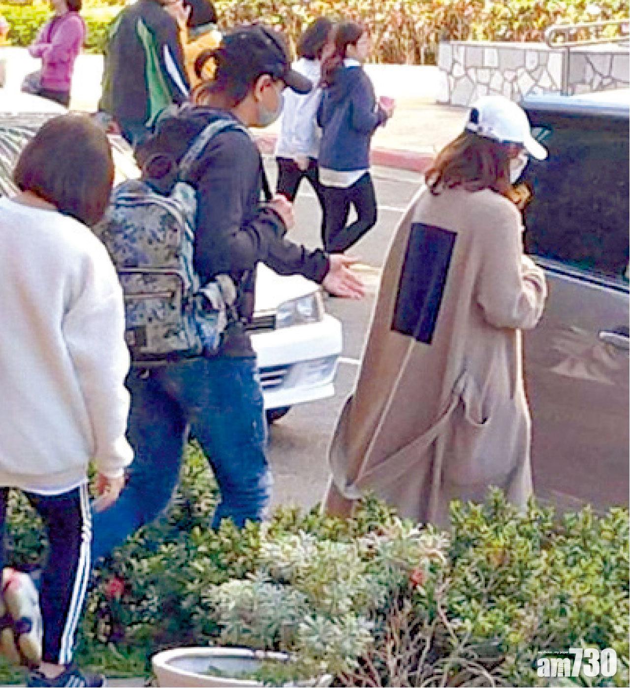 日前有網民在台北捕獲吳奇隆夫婦二人。