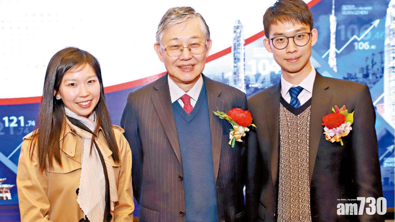 施永青(中)指兒子施俊嶸(右)及女兒施慧勤(左)判斷力佳。(資料圖片)
