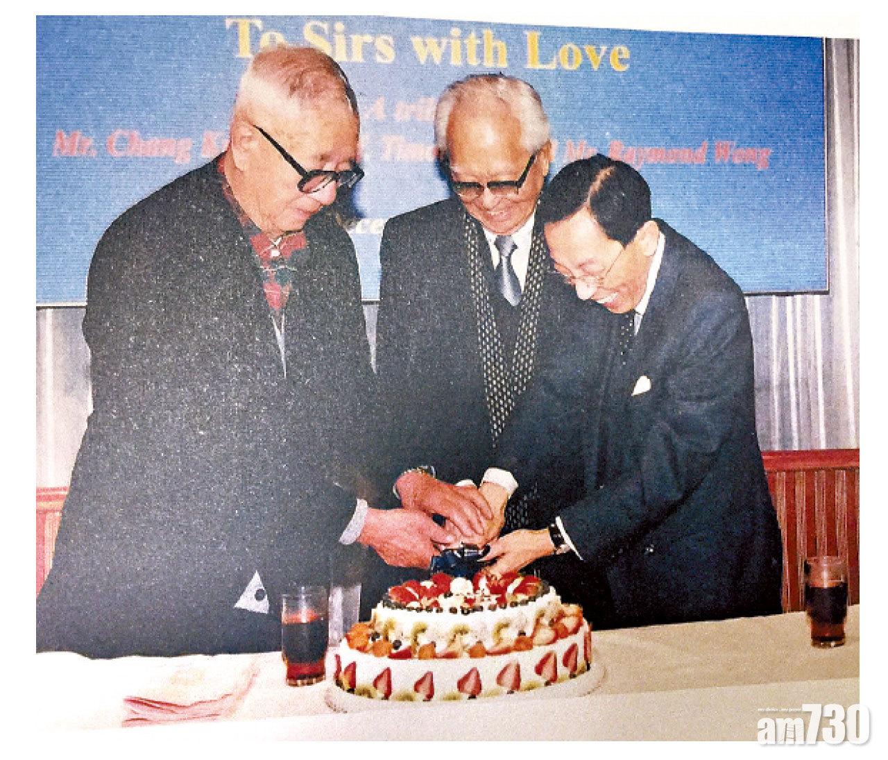浸會傳理系頭三位系主任多年前聚首一堂,接受師生的致敬。左起:張國興、余也魯、黄應士。